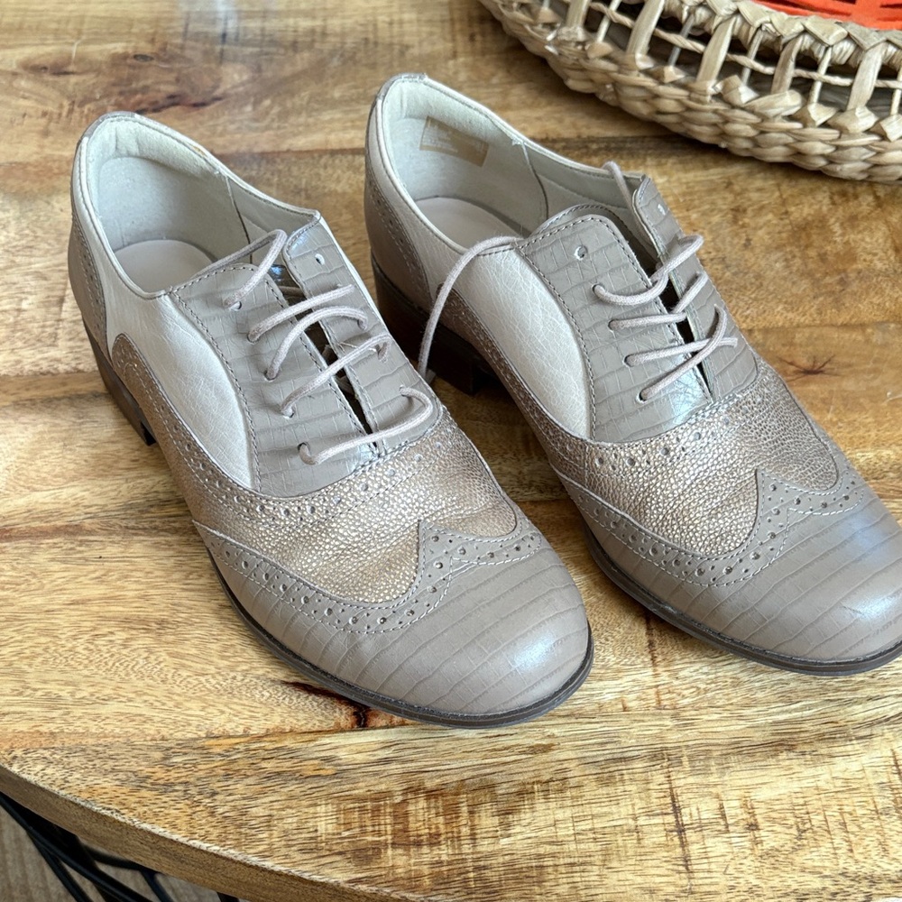 Clarks Women's Tan Oxford Flats